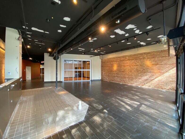 More Photos Of 545-547 N Milwaukee Ave, Libertyville General Retail For Lease