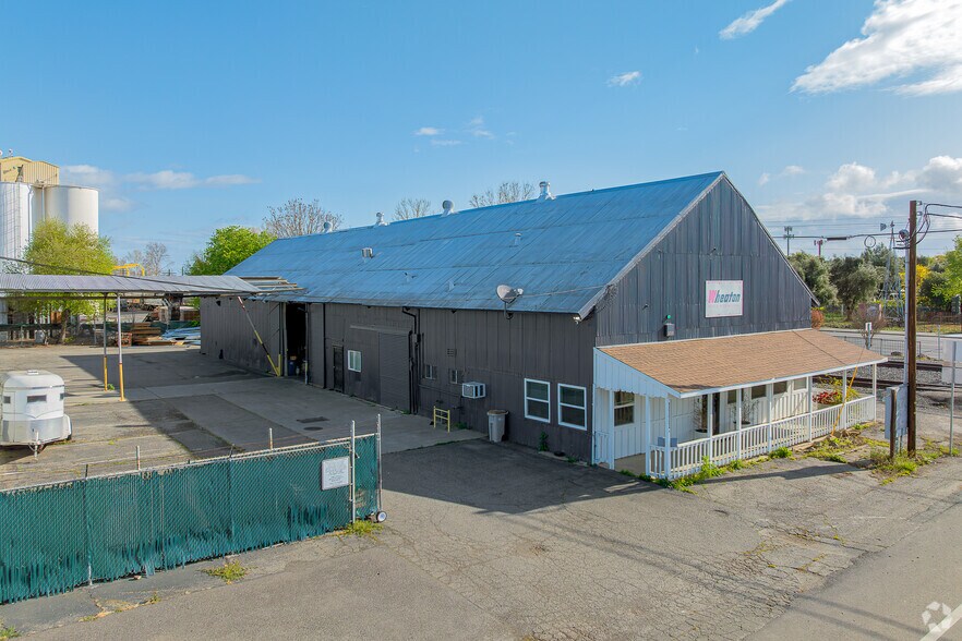 More Photos Of 1107-1111 Gibson Rd, Woodland Warehouse For Sale