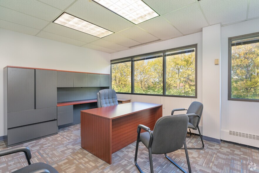 More Photos Of 945-951 Hornet Dr, Hazelwood Office For Sale