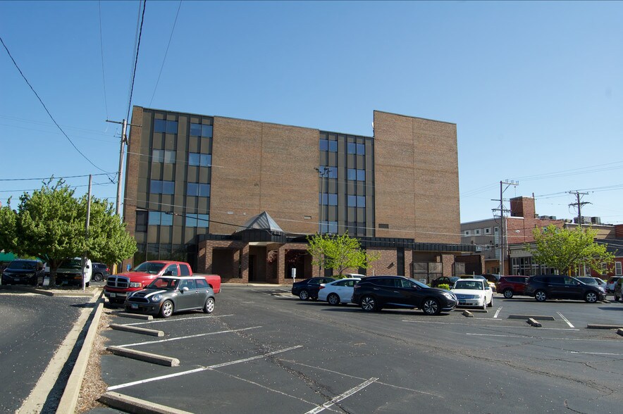 More Photos Of 222 E Main St, Belleville Office For Lease