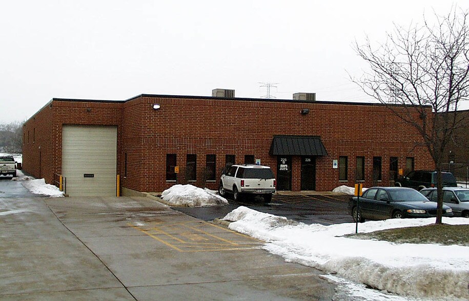 More Photos Of 226 S Westgate Dr, Carol Stream Warehouse For Sale