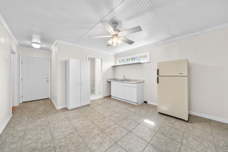 More Photos Of 164 New York Ave, Peachland Flex For Sale