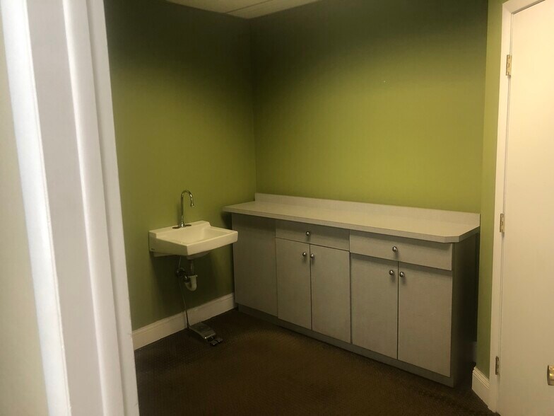 More Photos Of 48 Essex St, Millburn Medical For Lease