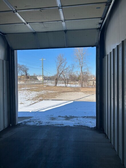 More Photos Of 5313 E Apache St, Tulsa Manufacturing For Lease