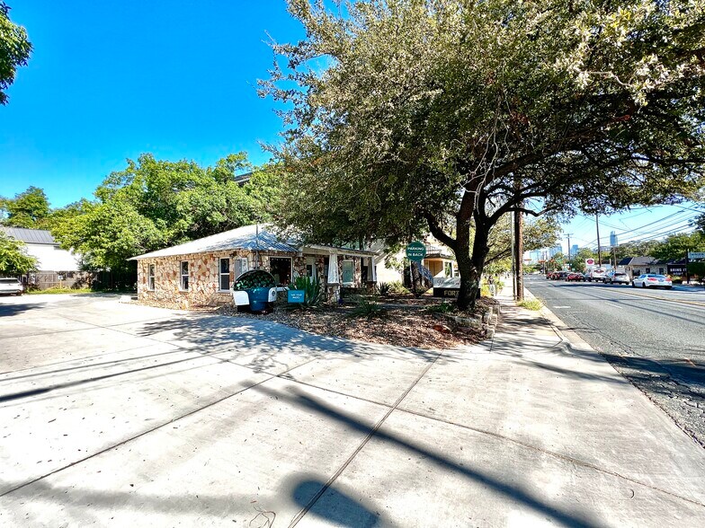More Photos Of 1628 S 1st St, Austin Storefront Retail Residential For Sale