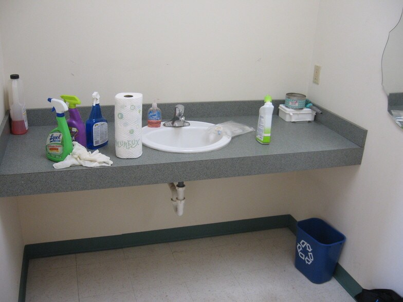 More Photos Of 76 Progress Dr, Stamford Research And Development For Lease