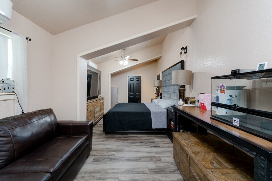 More Photos Of 4388 County Road 197, Alvin Specialty For Sale