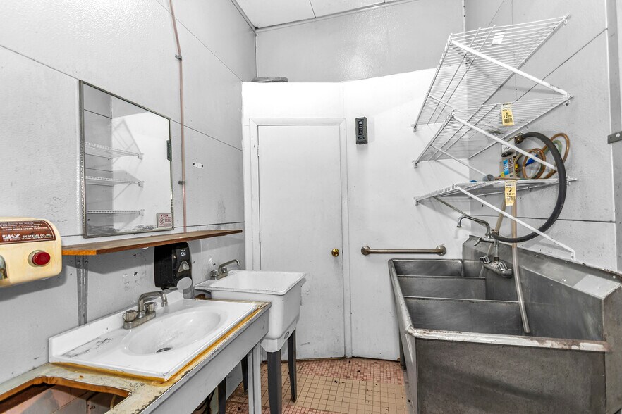 More Photos Of 1220 S Washington Ave, Titusville Convenience Store For Lease