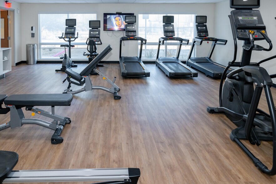 More Photos Of 650 W Wells St, Blythe Hotel For Sale