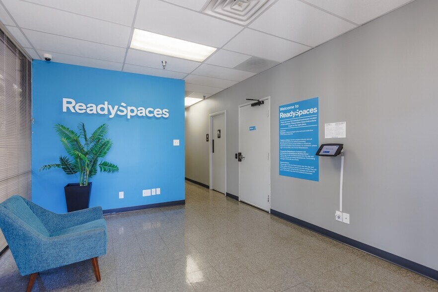 More Photos Of 11410-11420 Mathis Ave, Farmers Branch Distribution For Lease