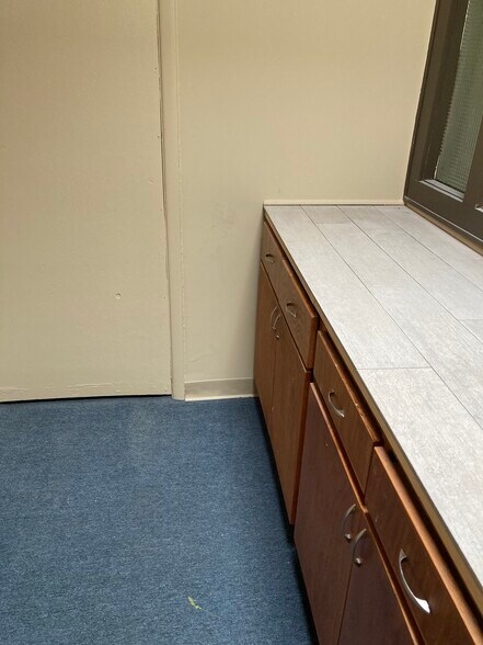 More Photos Of 935 S Iowa St, Lawrence Office For Sale