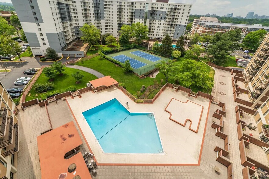 More Photos Of 6800 Fleetwood Rd, McLean Apartments For Sale