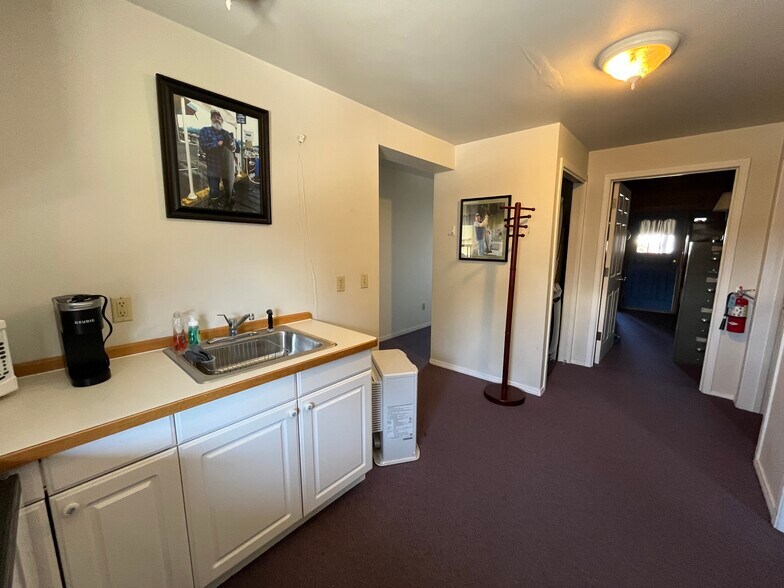 More Photos Of 1004 S Nordic Dr, Petersburg Hotel For Sale