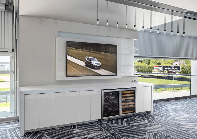 More Photos Of 40-41 Straightaway Dr, Pontiac Parking Garage For Sale