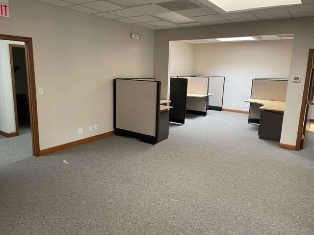 More Photos Of 28085 N Ashley Cir, Libertyville Medical For Sale