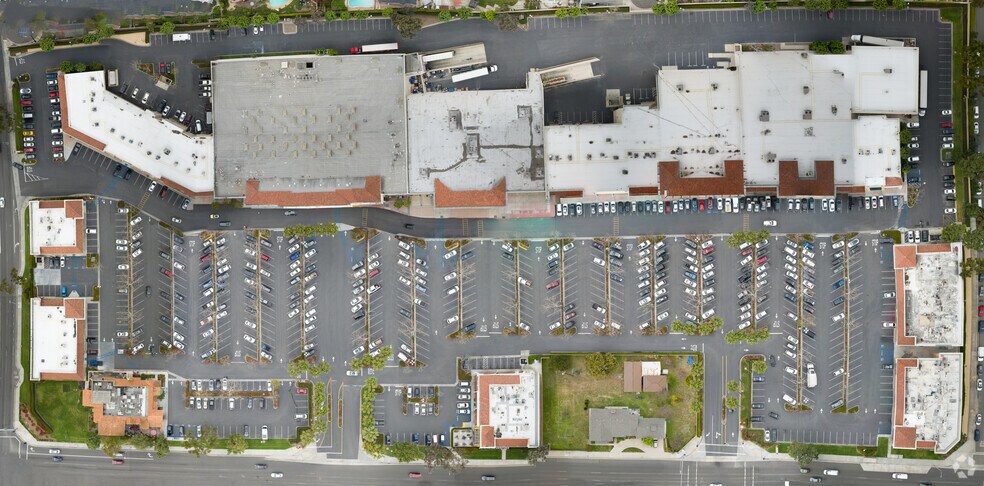 More Photos Of 18279-18517 Brookhurst St, Fountain Valley Unknown For Lease