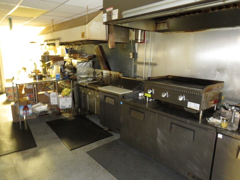 More Photos Of 316 N Main St, Seneca Bar For Sale