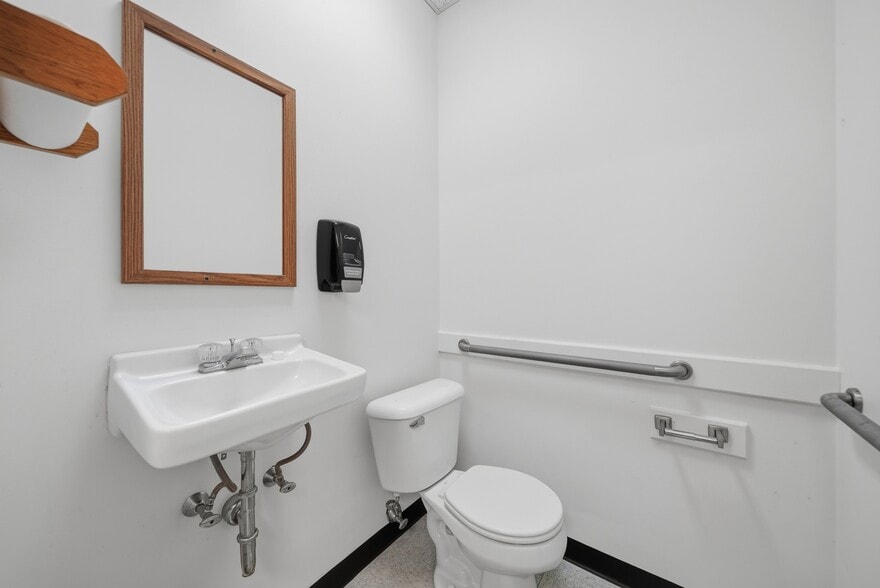 More Photos Of 141 Sanborn Rd, Tilton Flex For Sale