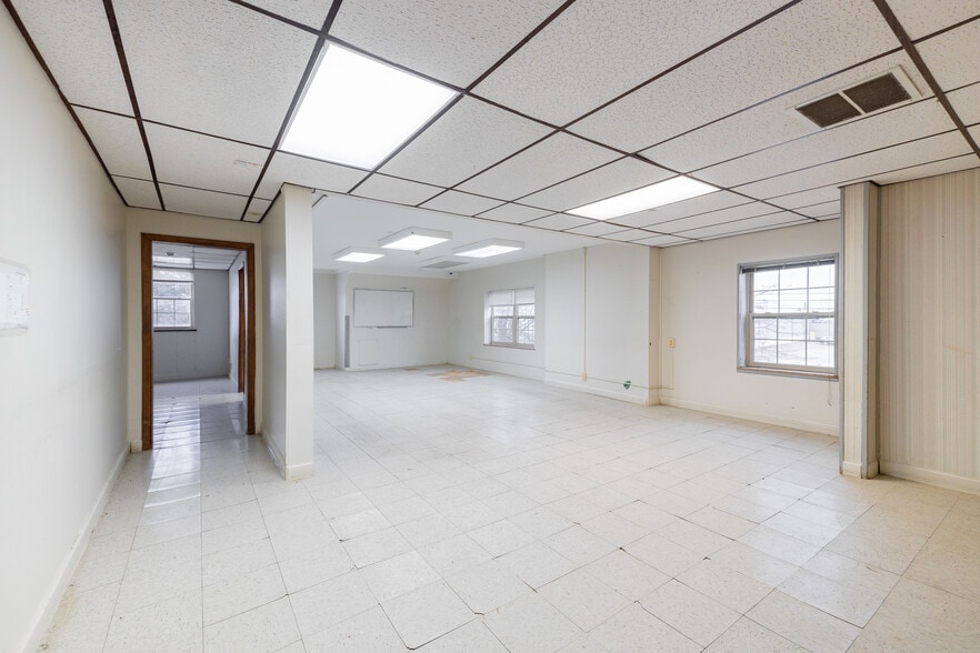 More Photos Of 6902 Chicago Rd, Warren Schools For Sale