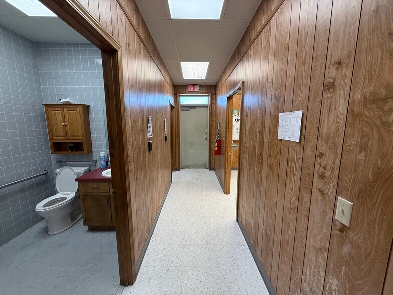 More Photos Of 202 Broad st, Hemingway Office For Sale