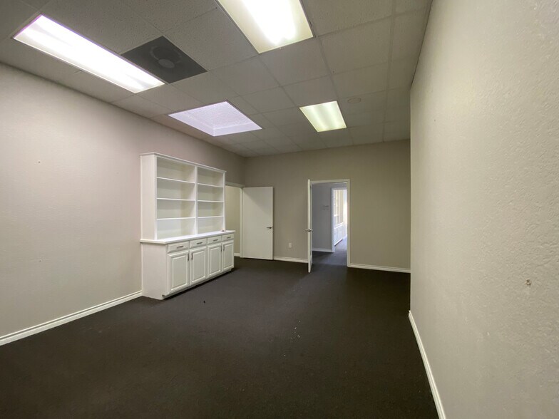 More Photos Of 733 Fort Worth Dr, Denton Office For Sale