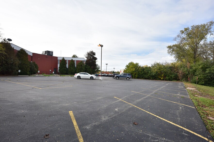 More Photos Of 7400 W Brown Deer Rd, Milwaukee Office For Sale