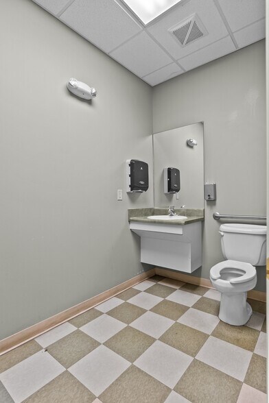 More Photos Of 239 Cedric St, Leesburg Office For Sale