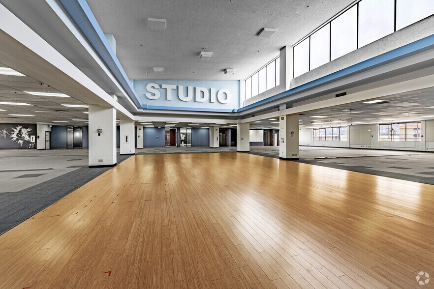 More Photos Of 2711-2717 Winona Ave, Burbank Research And Development For Sale