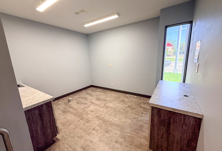 More Photos Of 1711 E 10th St, Sioux Falls Office For Sale