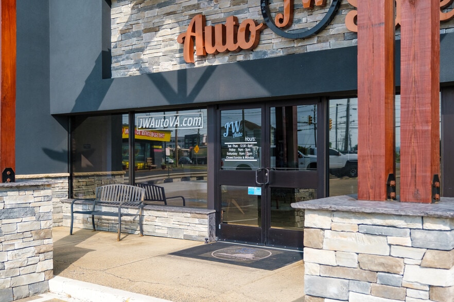 More Photos Of 3251 S Main St, Harrisonburg Auto Dealership For Lease