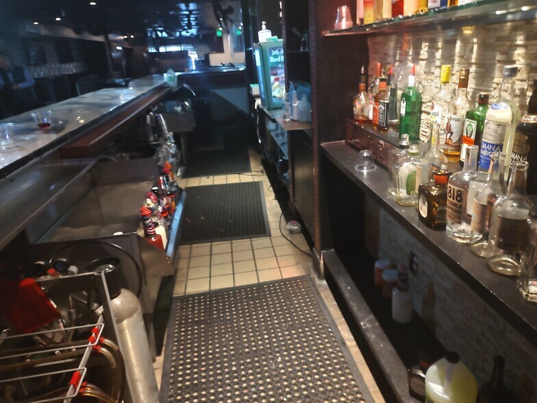 More Photos Of 10 S Calvert St, Baltimore Bar For Sale