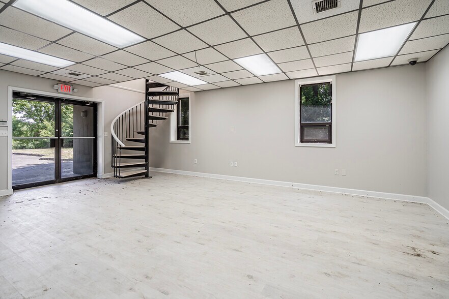 More Photos Of 173 Amboy Rd, Morganville Warehouse For Lease