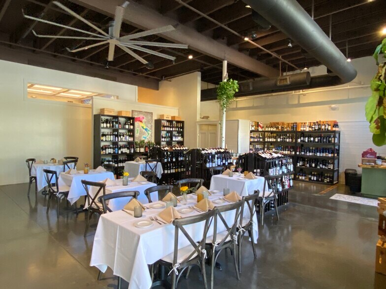 More Photos Of 7899 Cottage Hill Rd, Mobile Restaurant For Sale