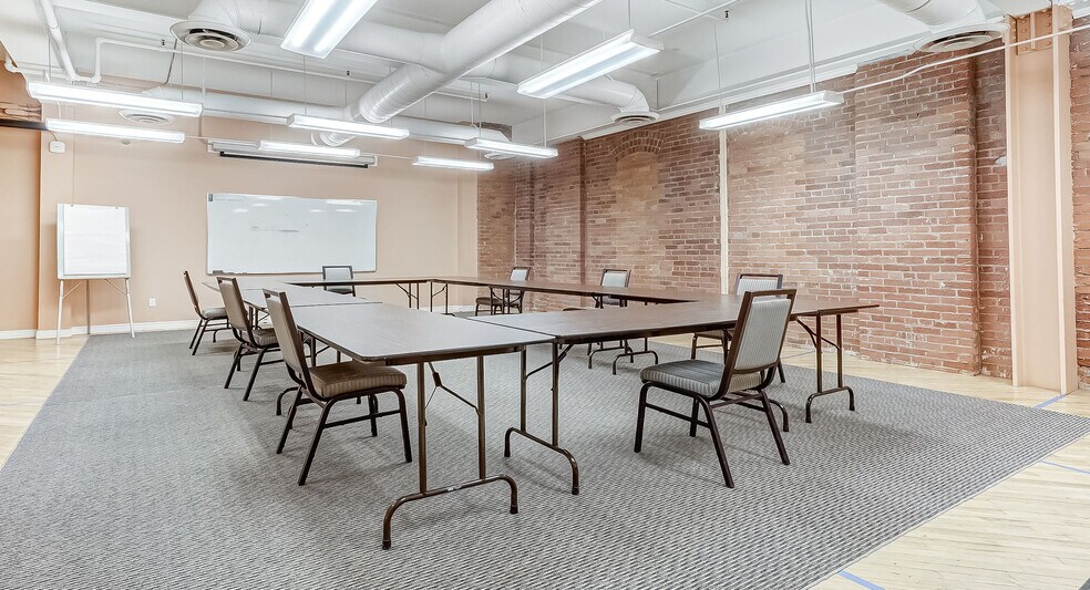 More Photos Of 16 Edward St S, Arnprior Showroom For Lease