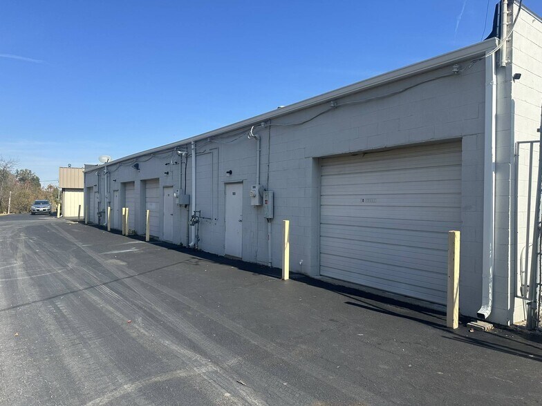 More Photos Of 7141 Metropolitan Blvd, Barnhart Storefront For Lease