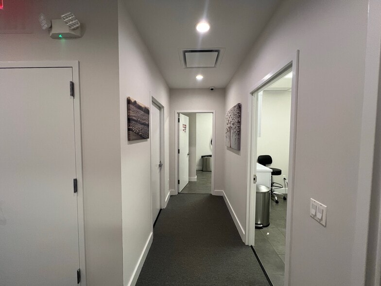 More Photos Of 185-205 Froehlich Farm Blvd, Woodbury Medical For Lease