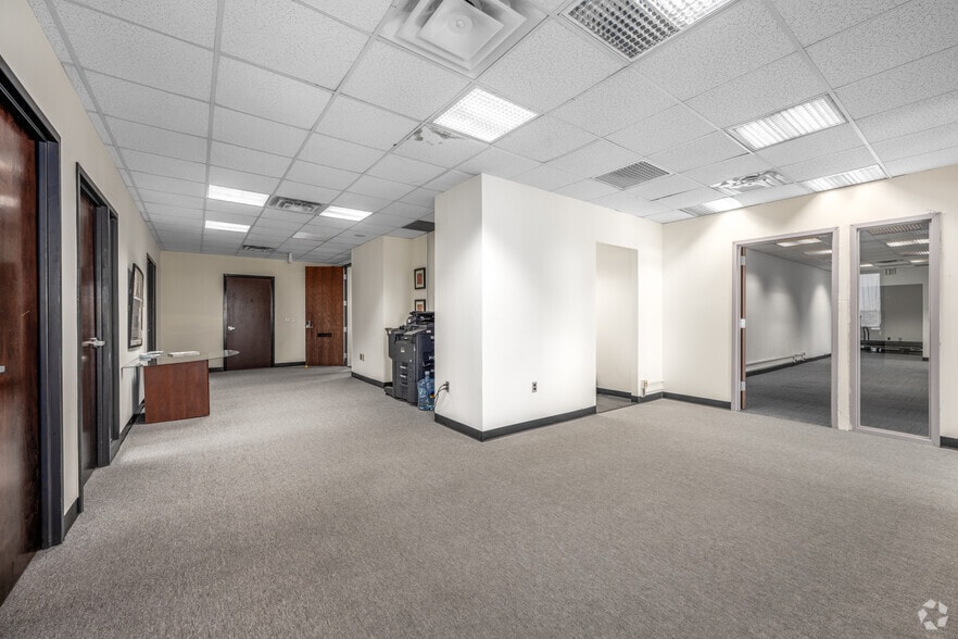 More Photos Of 1 N Charles St, Baltimore Office For Sale