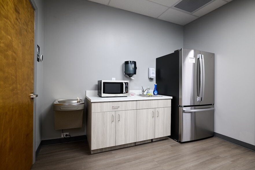 More Photos Of 1255 La Quinta Dr, Orlando Warehouse For Lease