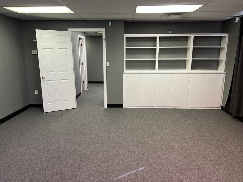 More Photos Of 5905 W US Highway 60, Republic Warehouse For Lease