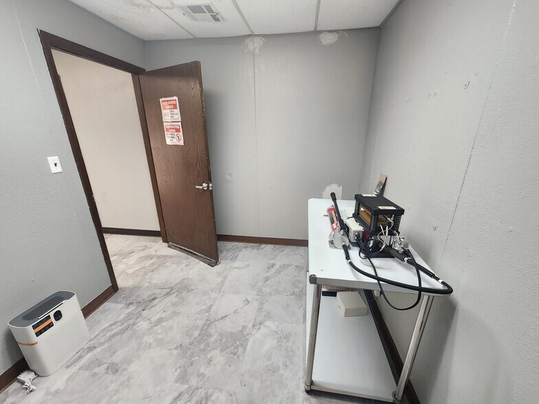 More Photos Of 9909 E 46th Pl, Tulsa Warehouse For Sale