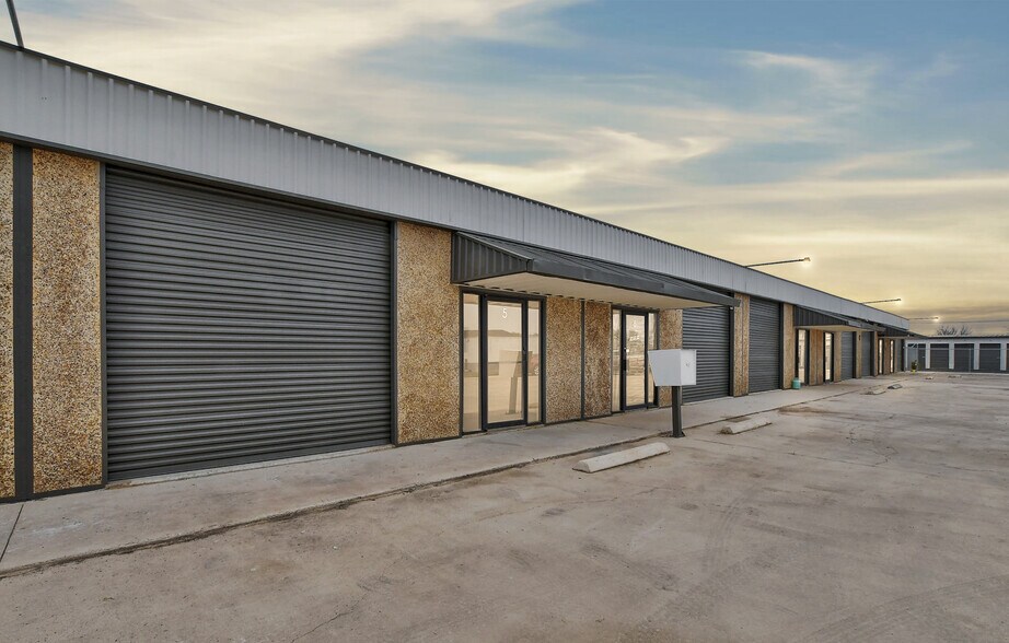 More Photos Of 1419 Fleming Dr, Seguin Flex For Lease