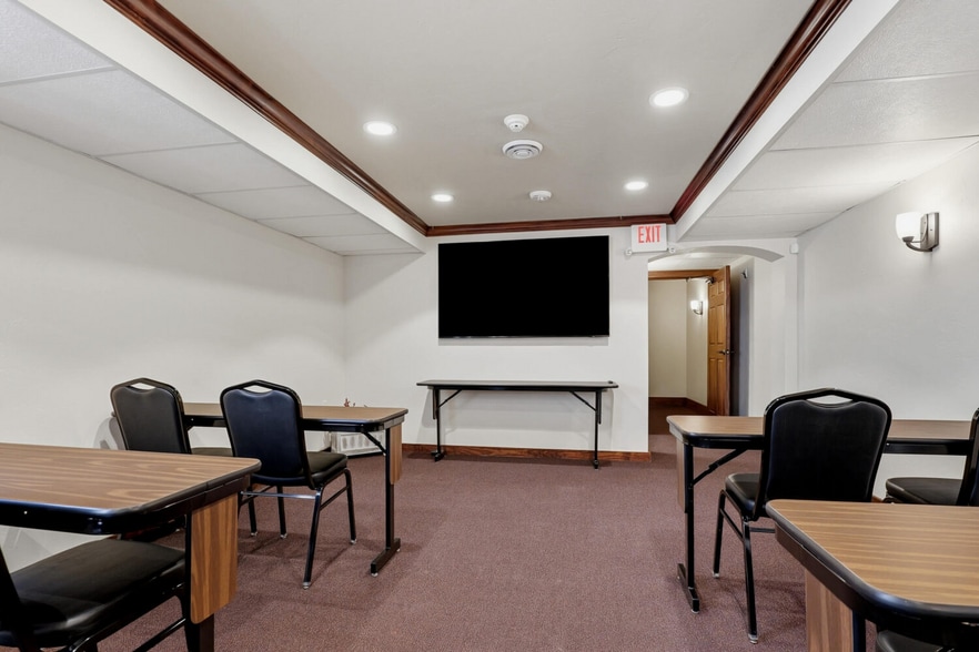 More Photos Of 517 Monroe St, Sheboygan Falls Office For Sale