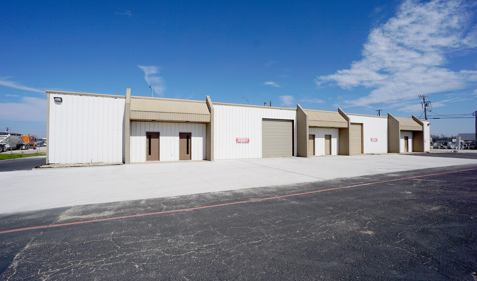 Primary Photo Of 107 Mcnutt Rd, Hutto Warehouse For Lease