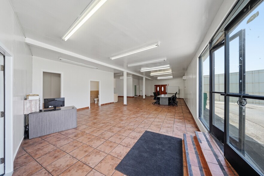 More Photos Of 4373 Telegraph Rd, Los Angeles Distribution For Lease