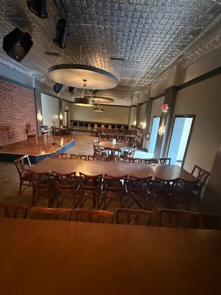 More Photos Of 101 N 2nd St, Vincennes Flex For Sale