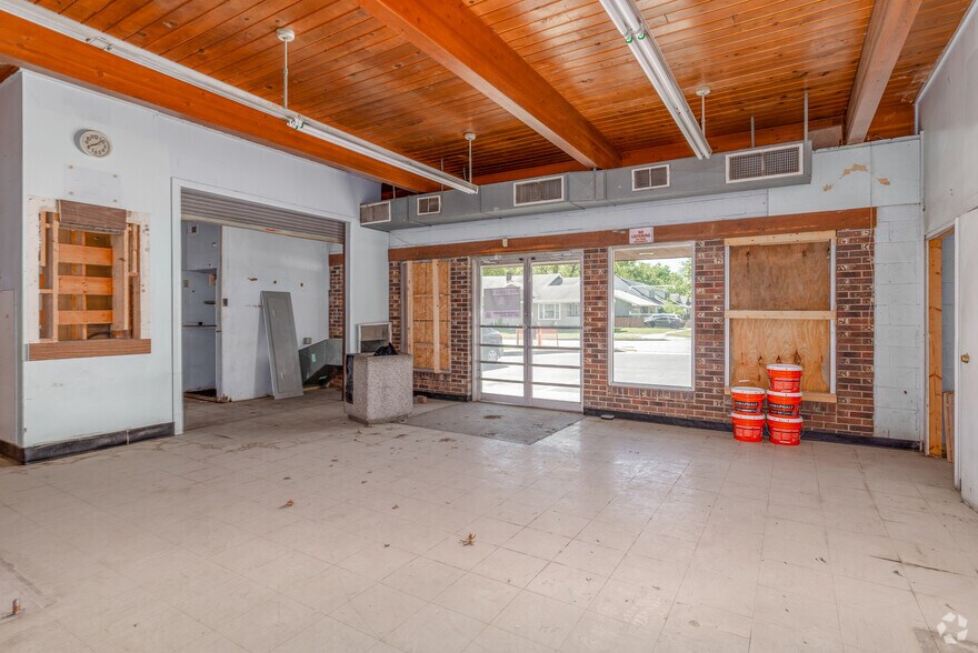 More Photos Of 1328-1336 SW 17th St, Topeka General Retail For Sale