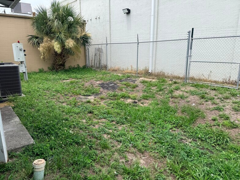 More Photos Of 142 S Moon Ave, Brandon General Retail For Sale