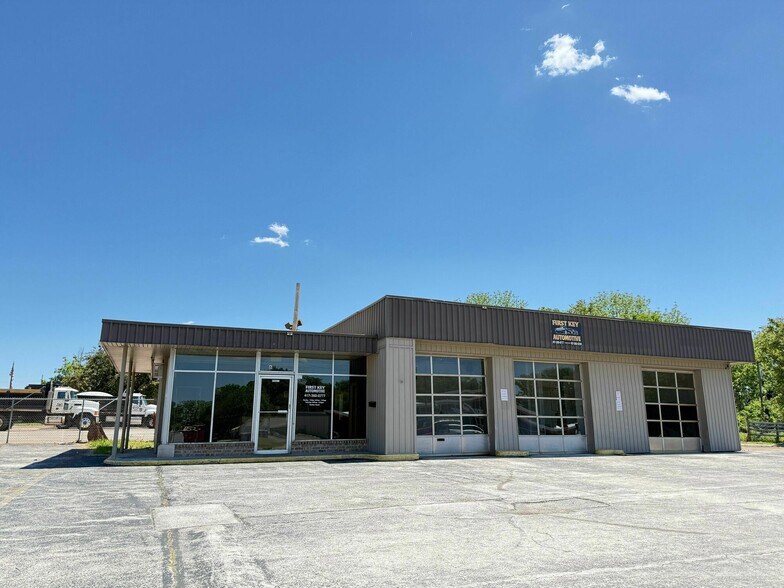 Primary Photo Of 634 W Commercial St, Springfield General Retail For Lease