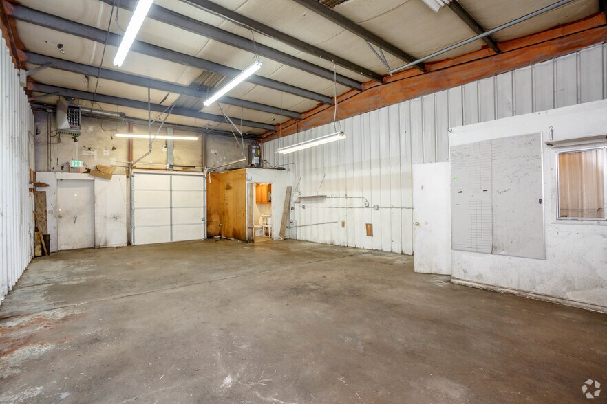More Photos Of 1790 Jasper St, Aurora Light Manufacturing For Lease