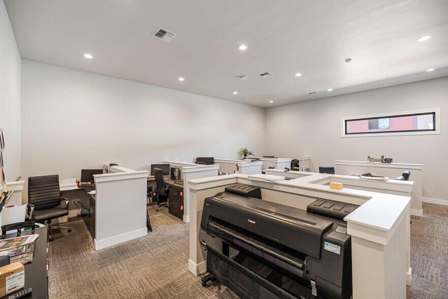 More Photos Of 565 SW Tamarack Ct, Redmond Warehouse For Lease